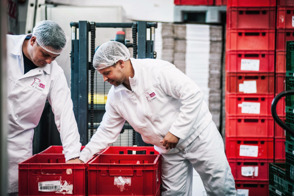 WEITBLICK | Gottfried Schmidt OHG Arbeitskleidung Lebensmittelbereich svg+xml;charset=utf