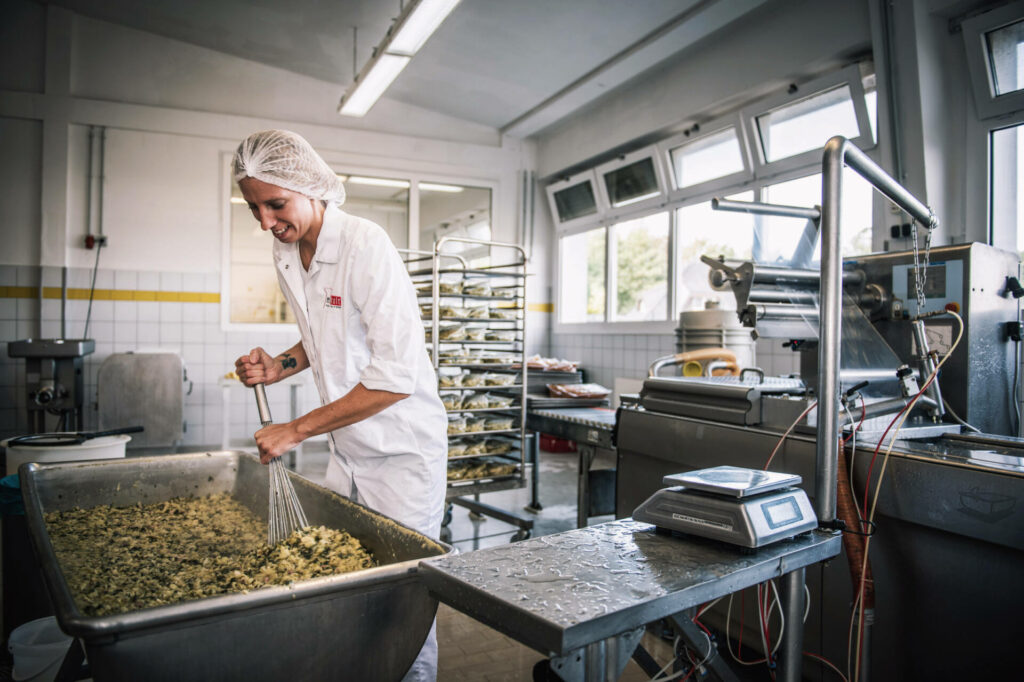 WEITBLICK | Gottfried Schmidt OHG Arbeitskleidung Lebensmittelbereich svg+xml;charset=utf